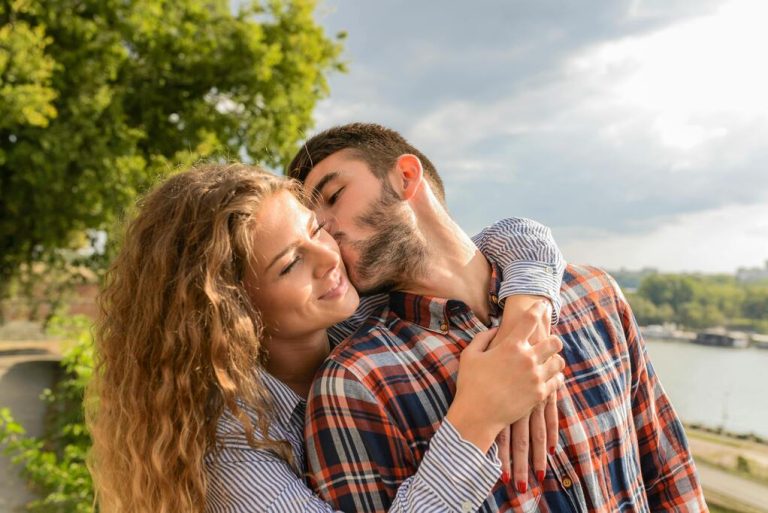 pareja feliz con un amarre de amor